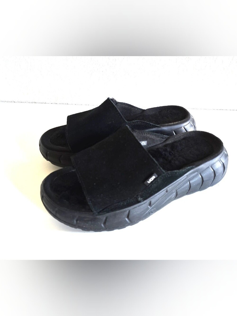 UGG Women’s  Slip On Slippers - Black - 10 US  Used Great Condition